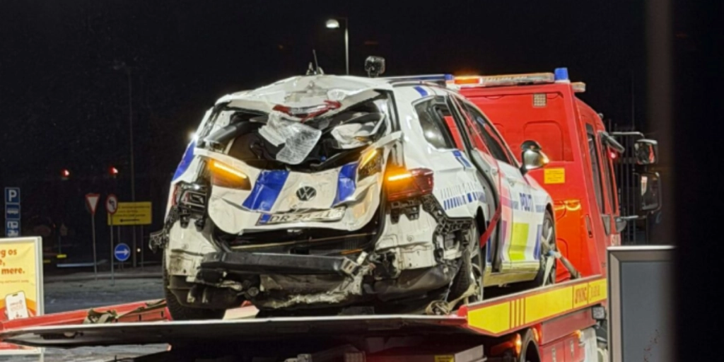 Politibetjent er afgået ved døden: Ramt af lastbil