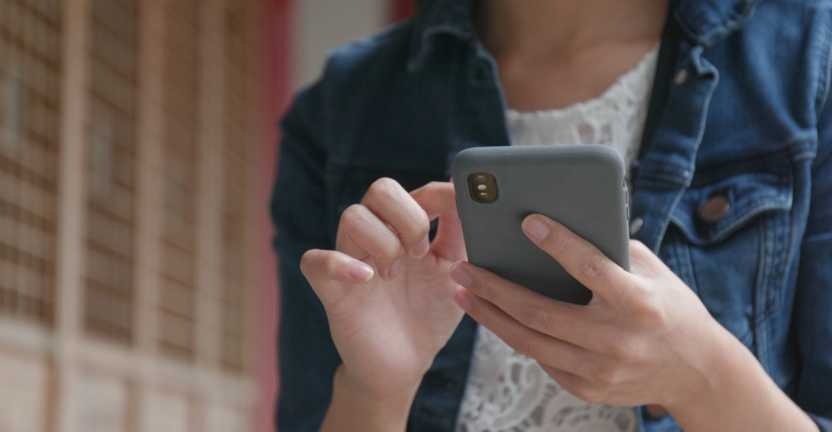 Ekspert advarer: Mobilen kan lytte mer enn du tror – slik stopper du det