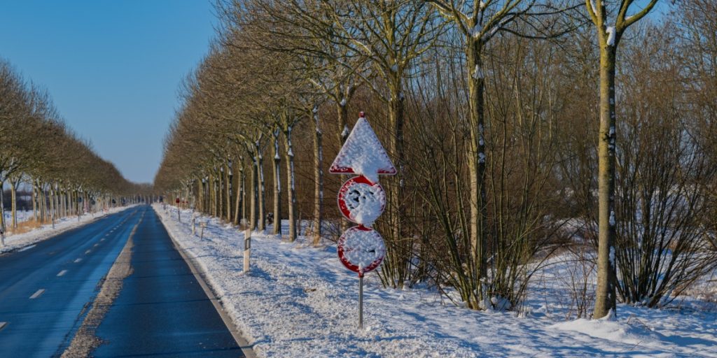 Trafik skilt, sne på traffikskilt