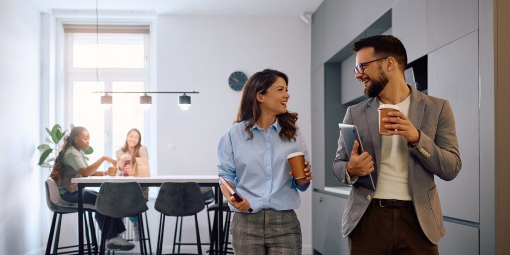 Svensk firma overrasker med nyt tiltag: Giver løn og 1.000 kroner kontant til ansatte, som skal bruges på ‘vennetid’