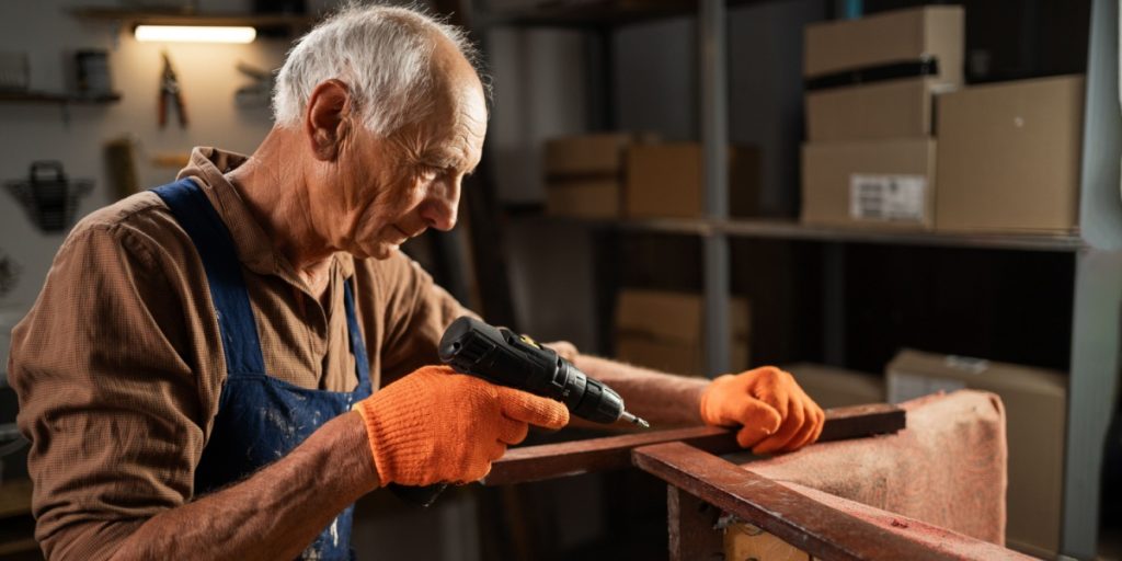 gammel mand på arbejde