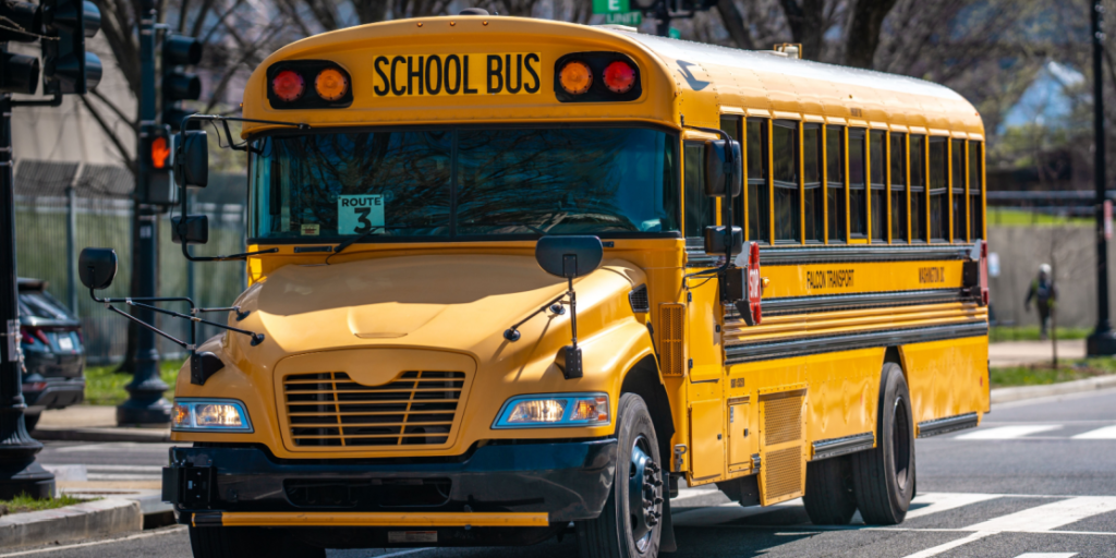 Elternteil von der ICE festgenommen, während er auf den Schulbus wartete, Schule berichtet