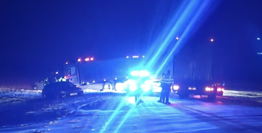 Lastbilchauffør fløjet på hospitalet efter kollision: Nu deler politiet nyt om hans tilstand