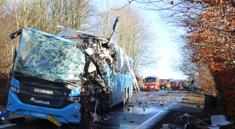 Politiet deler tragisk nyt efter alvorlig busulykke: To personer er døde