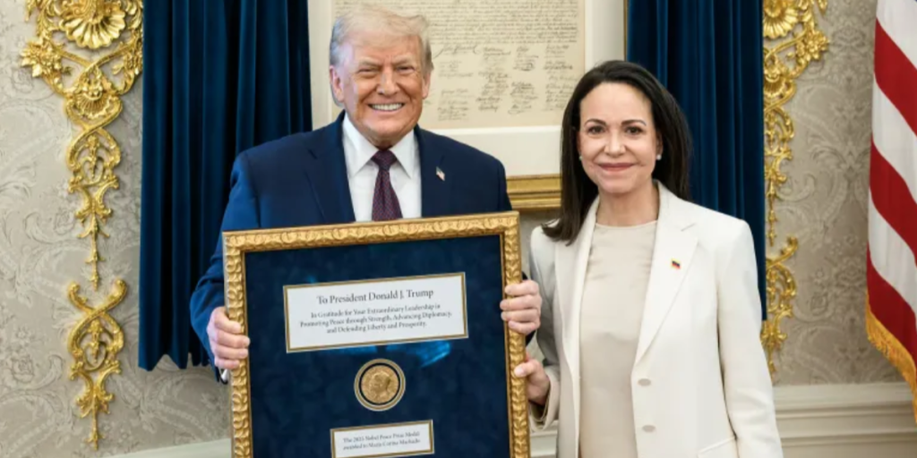 Nobelpristagare i fred ger Trump sin medalj – och han tänker behålla den
