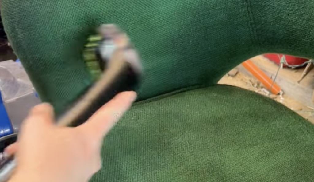 Lilly köpte en dammig stol för 50 kronor på en garageförsäljning: Tappade hakan när hon såg dess verkliga värde