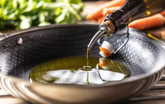 Ekspert kommer her med den olie, der er sundest for dig at bruge til madlavning