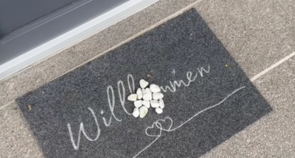 Om du hittar en hög med stenar på din dörrmatta ska du agera omedelbart