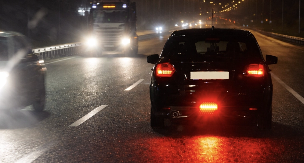 Fra juli 2026 træder nye regler i kraft: Blinkende bremselygter bliver obligatorisk i alle biler
