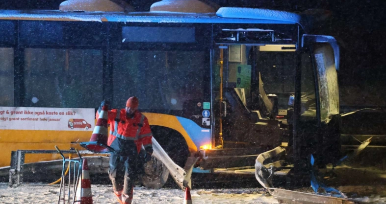 Bus i alvorlig ulykke på motorvejen: Havde fem passagerer med om bord