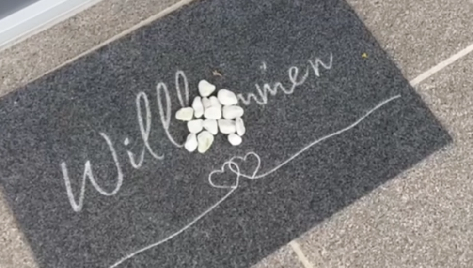 Du skal straks reagere, hvis du finder en bunke sten på din dørmåtte