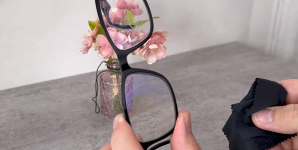 Han smører hemmeligt mirakelmiddel på brilleglassene: Så stopper de med at dugge