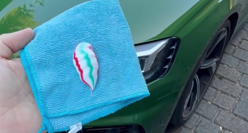 Han smører tandpasta på bilens ruder: Når du ser effekten, vil du gøre det samme