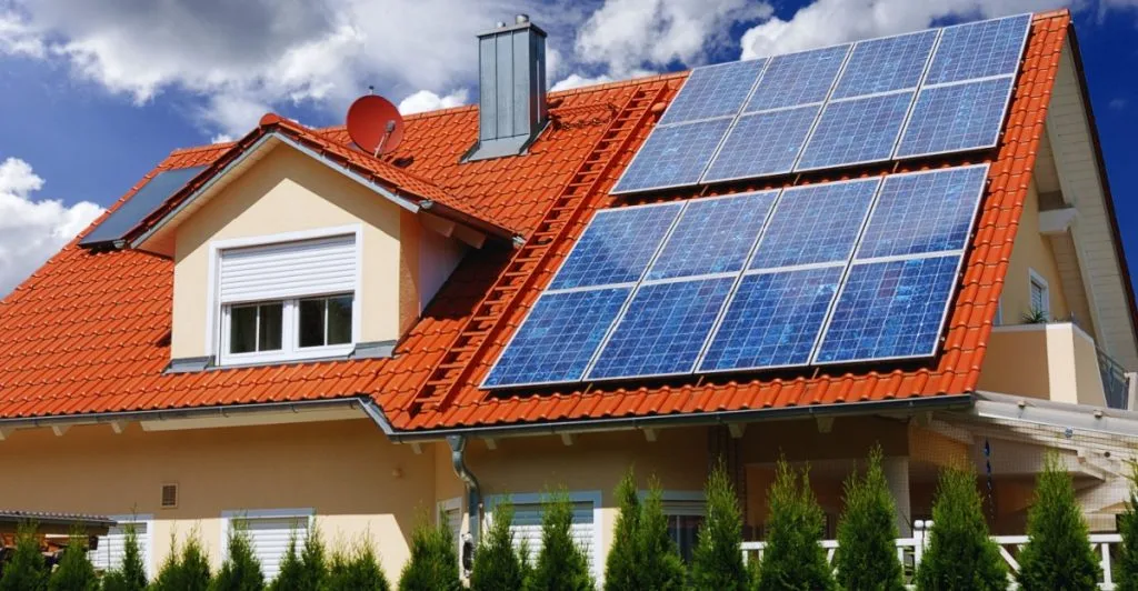 Nyt statsligt program på vej: Solenergi og energilagring får større rolle i hjemmene med elbiler