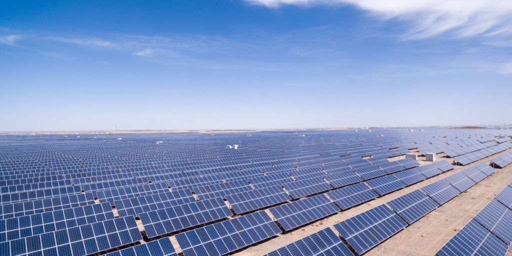 Dette er Kinas største solcellepark. Den skaber langt flere gevinster end bare grøn strøm.