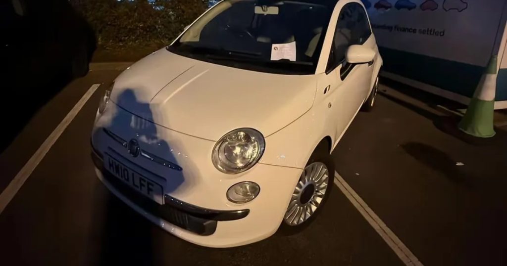Lille Fiat var parkeret forfærdeligt: Den efterladte seddel har fået tusindvis til at grine