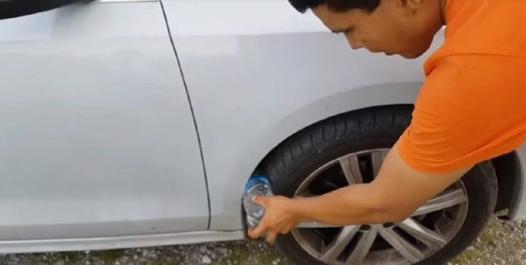 Hittar du en plastflaska fastkilad vid bilens hjul ska du agera direkt