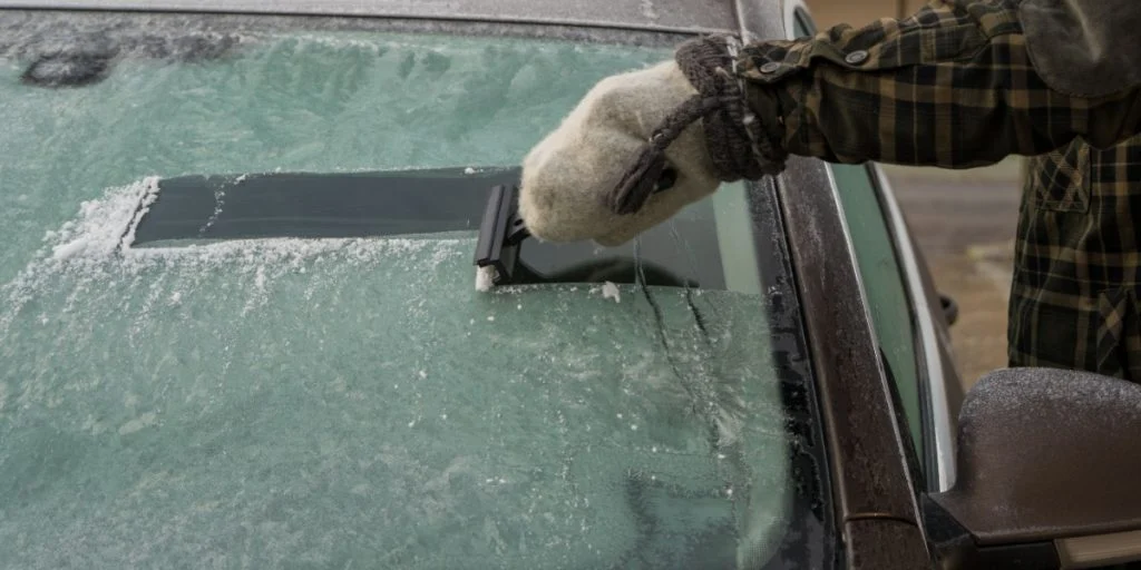 Mange gør det forkert: Sådan afrimer du bilruden uden at skade bilen