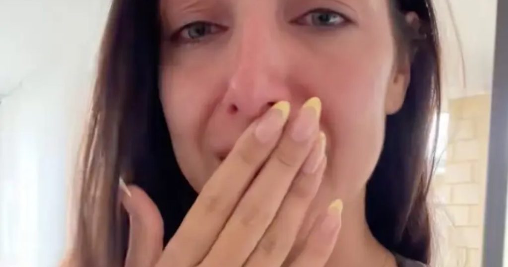 Kvinde kigger på bunden af tom mælkekarton: Så gør hun rædselsvækkende fund 