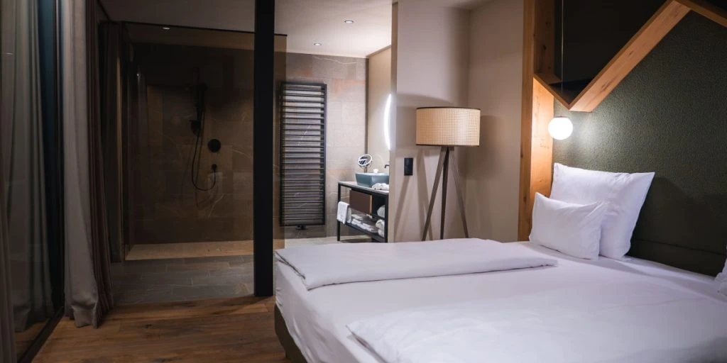 Flere hoteller vinker farvel til døren på badeværelset: Her er årsagen bag 