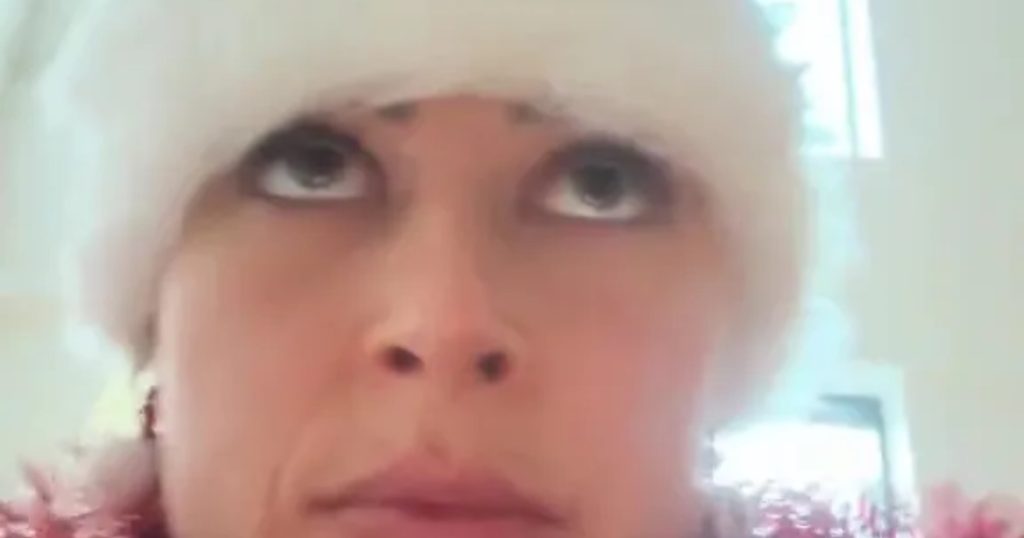 Hun fik sine øjenbryn lamineret: Endte med at måtte gemme dem under nissehue