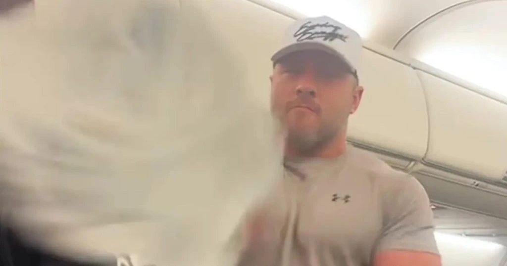 Mand beskyldes for at flirte med mands kone: Så udbryder vild madkamp på fly