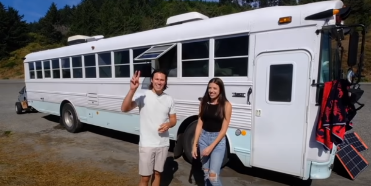 Par har byggt om en vanlig buss till ett hem – vänta bara tills du ser den invändigt