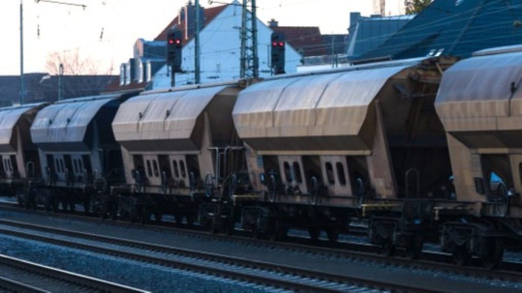 Voldsom hændelse: Mand skubbet ind i buldrende godstog