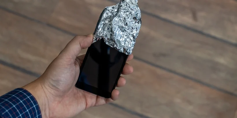 mobil pakket ind i sølvpapir