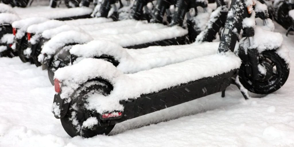 Putins Truppen erhalten neue Transportmittel, da Elektroroller die Front erreichen