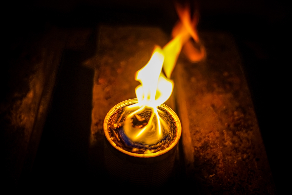 Karins lys skinner i krigens mørke: Sådan gør hun en forskel hjemme fra sin lejlighed