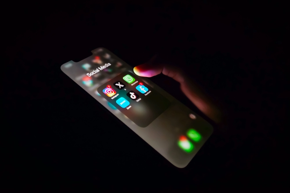 Frankrike tar historisk grep mot sosiale medier