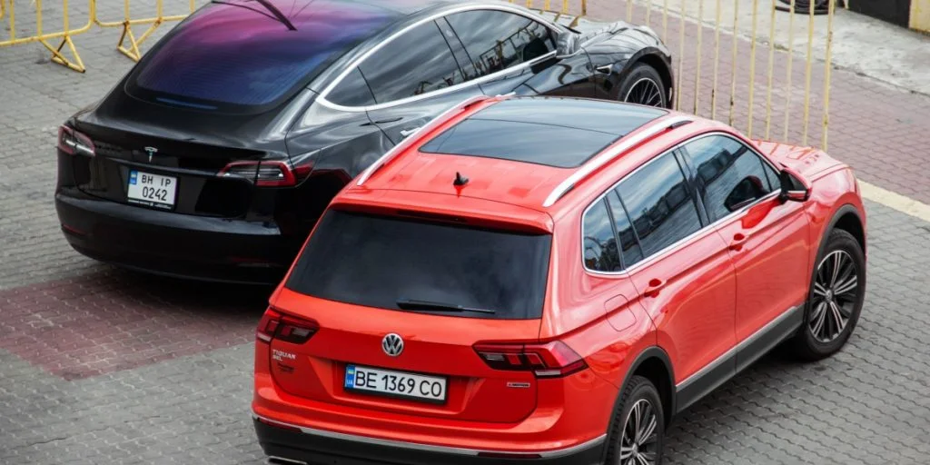 Volkswagen overhaler Tesla i Europa – elbilmarkedet har skiftet gear