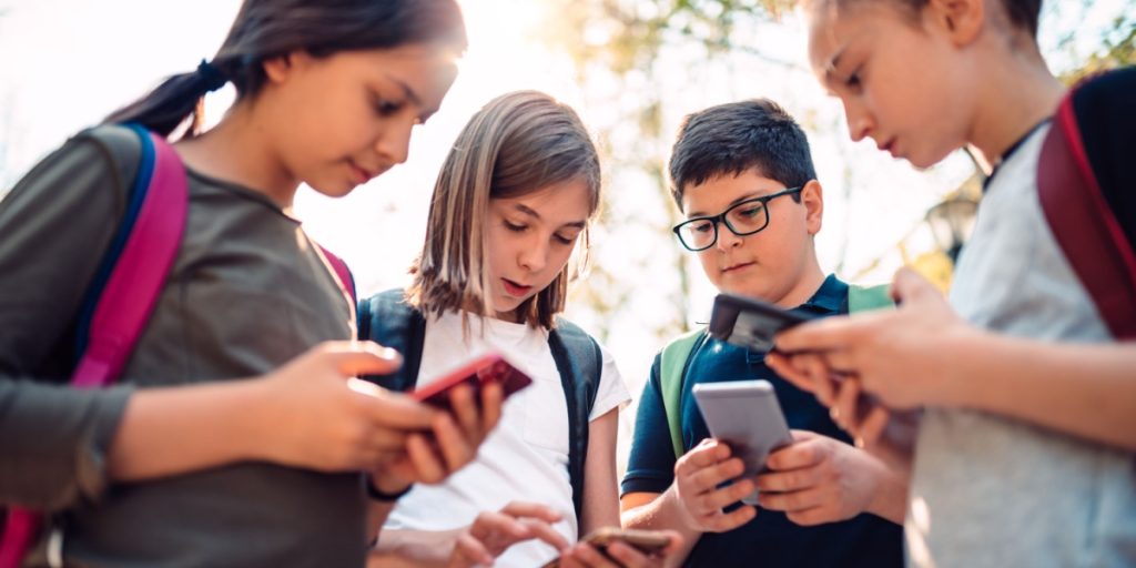 Unge og sociale medier: Hvorfor et forbud kan ramme ved siden af