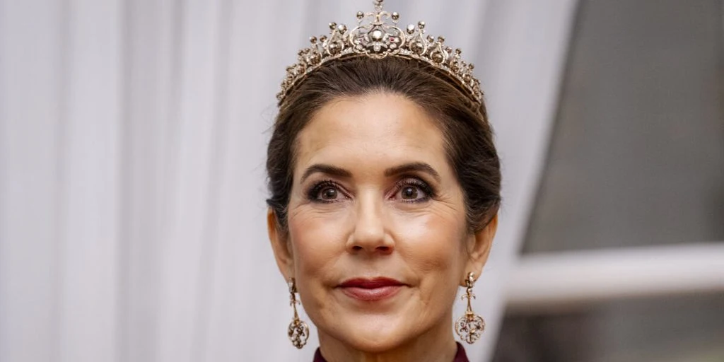 Dronning Mary tager bladet fra munden: Åbner op om sin første gang