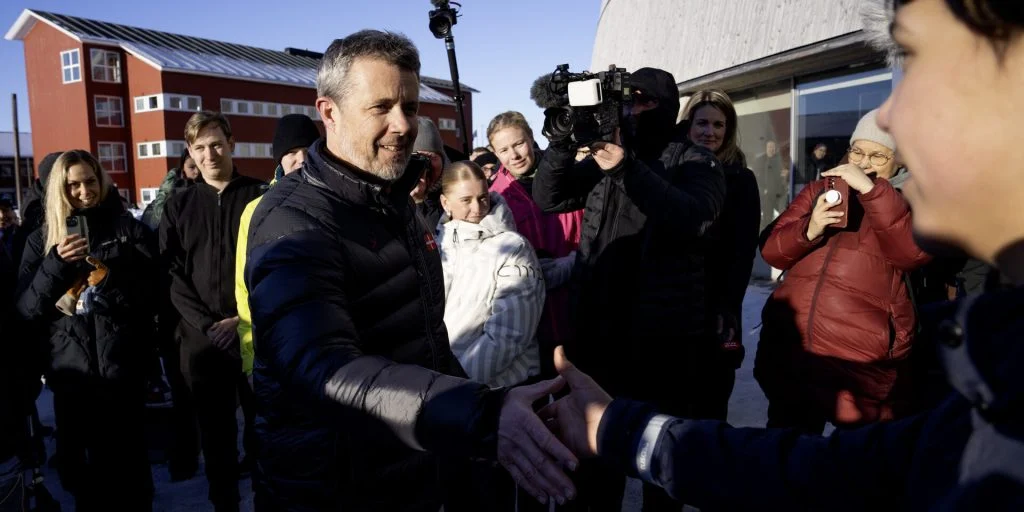 Kong Frederik mødes af Epstein-spørgsmål ved ankomst: “Prøv at tænk på det”