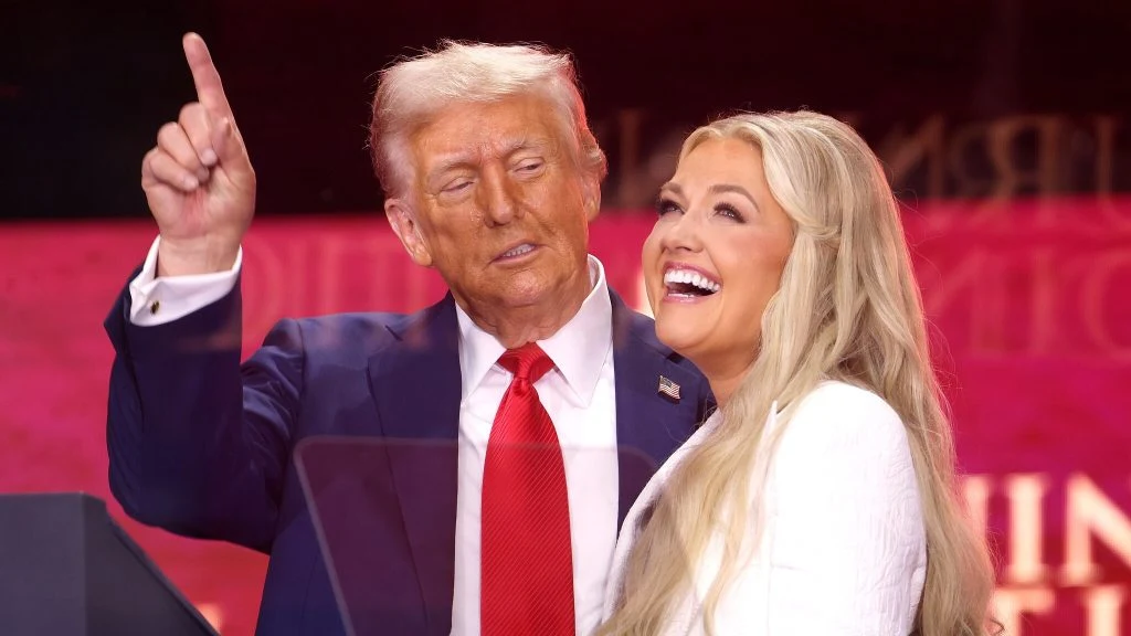 Erika Kirk tar över sin avlidne makes roll efter utnämning från Trump