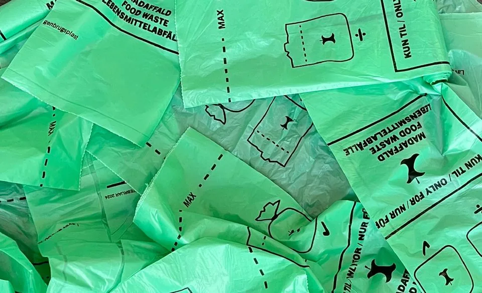 Stor bunke af grønne skraldeposer