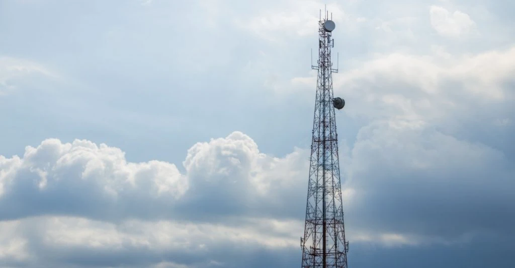 Velment teleselskab under lup: Risikerer at miste licens efter afsløring af ulovlig signaloverførsel til Cambodja