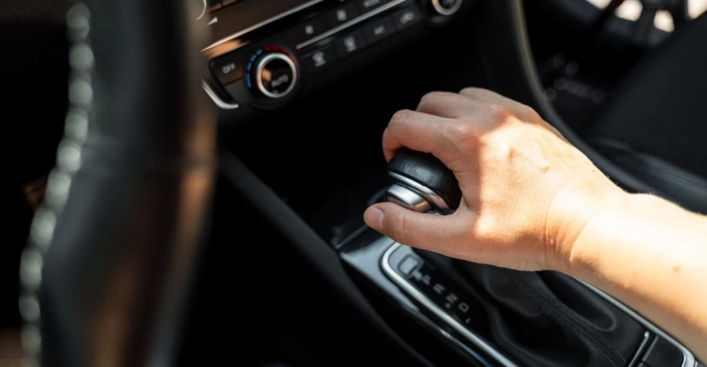 Skal du blive i D eller skifte til N ved rødt lys? Mekanikere afslører, “dette gør jeg nu”