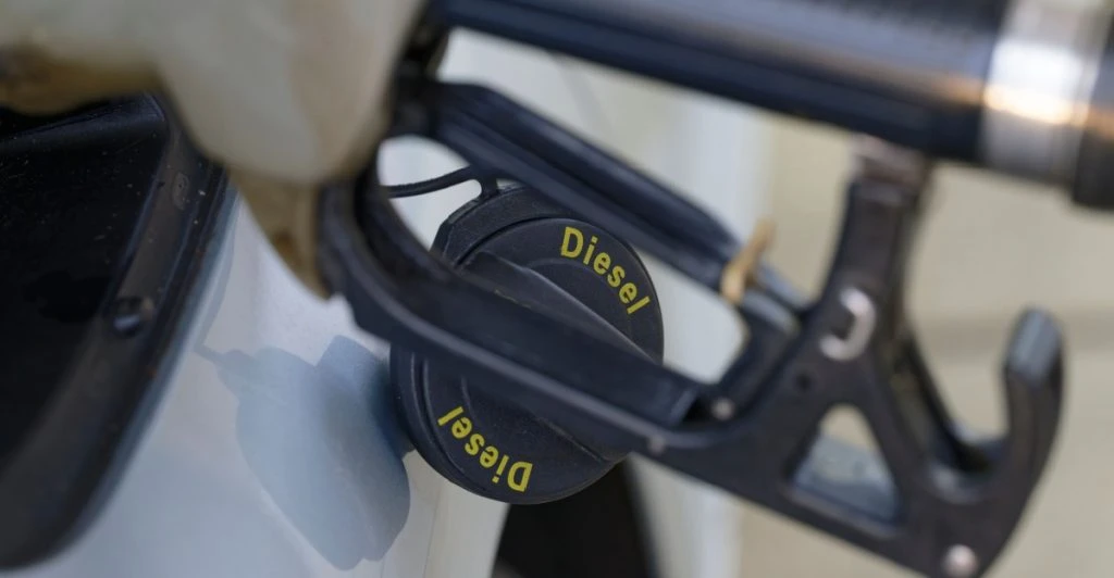 Forbud mod brugte fossilbiler skrottes: økonomiske hensyn ændrer kursen