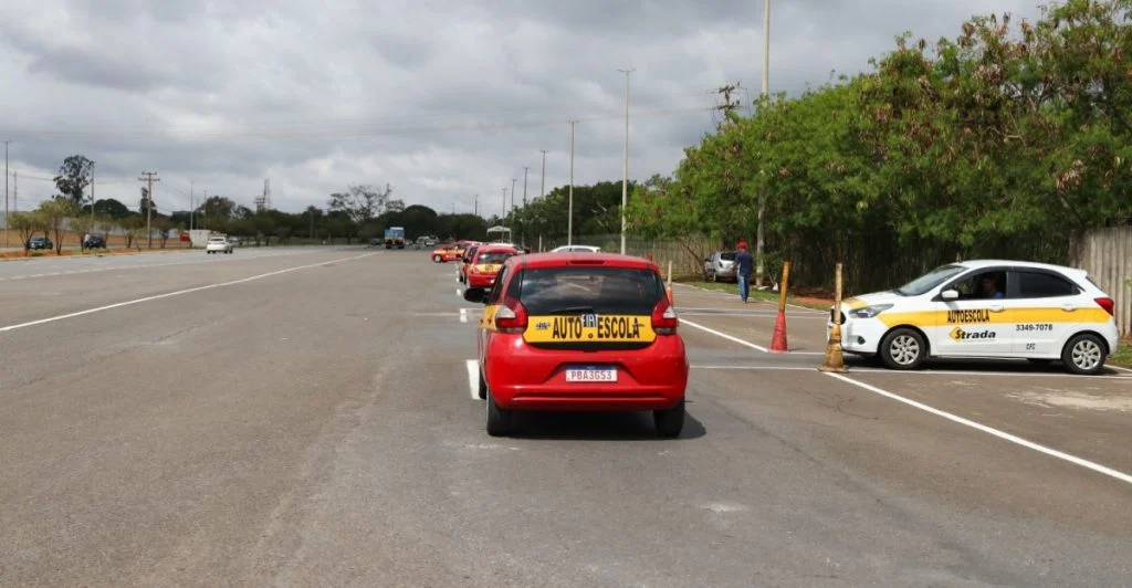 Regeringen vil stramme kørekortreglerne for unge: Nye krav kan ramme 17-årige fra 2026