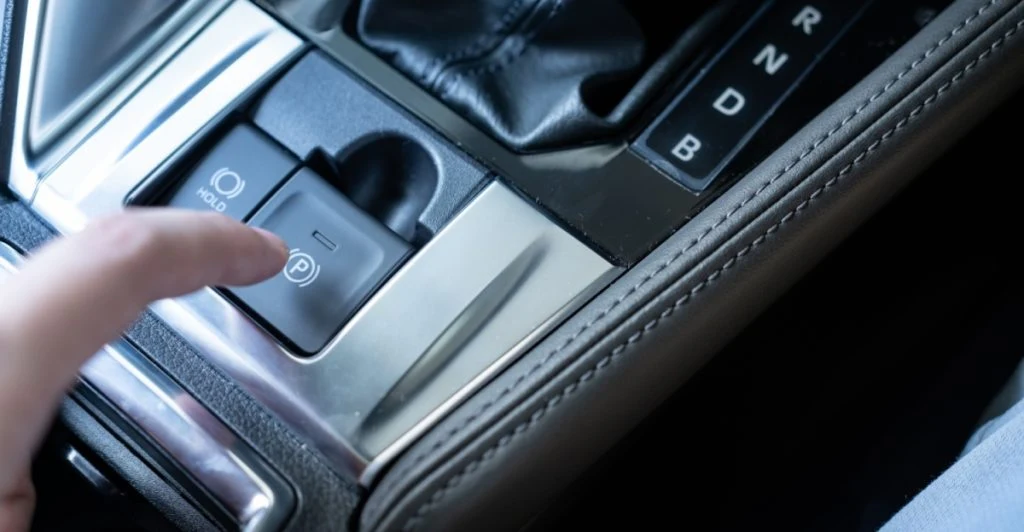 Udbredt spørgsmål blandt bilister: Sådan reagerer bilen ved aktivering af elektriskhåndbremse i fart