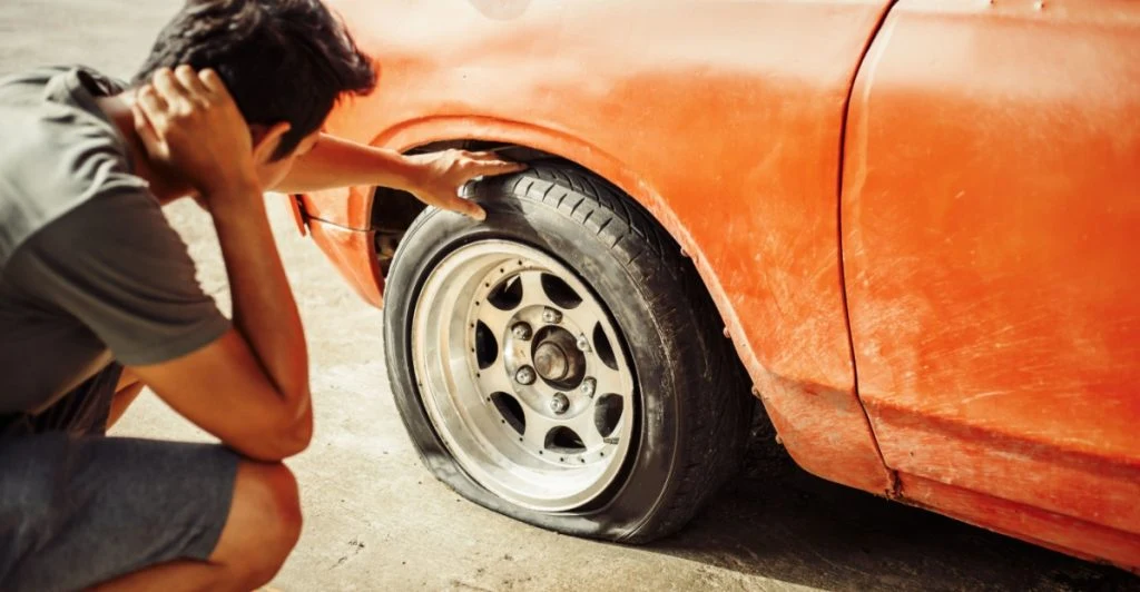 Punteret dæk af hul i vejen: Kan du kræve erstatning for ødelagte dæk og fælge?