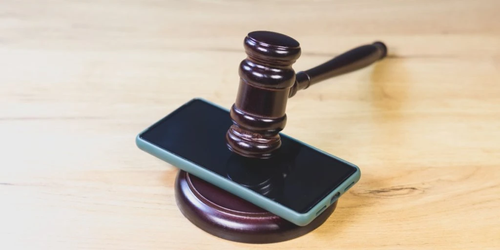 Ny lov kan ramme forældre hårdt: Afgift på børns smartphones på vej