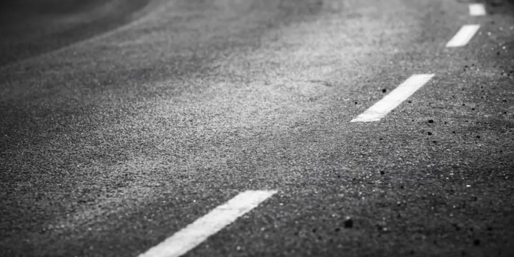 Hvide striber på vejen