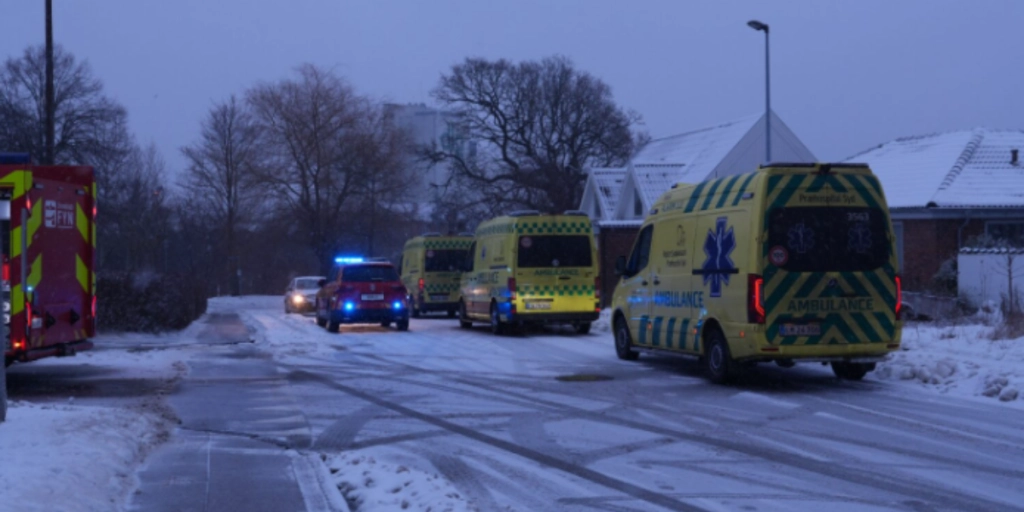 Politi, brandvæsen og flere ambulancer rykket ud: Mand i kritisk tilstand