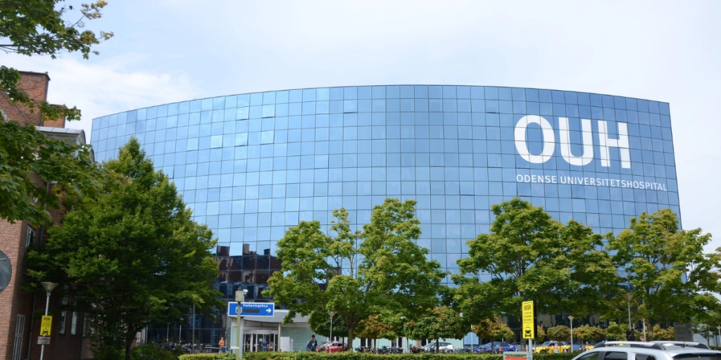 Politiet mistænker alvorlig sag: Baby indlagt med livstruende skader