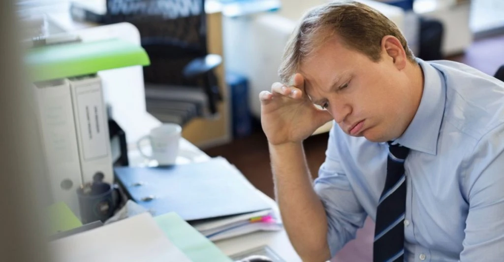 Det kan det betyda när någon suckar hela tiden – enligt psykologin