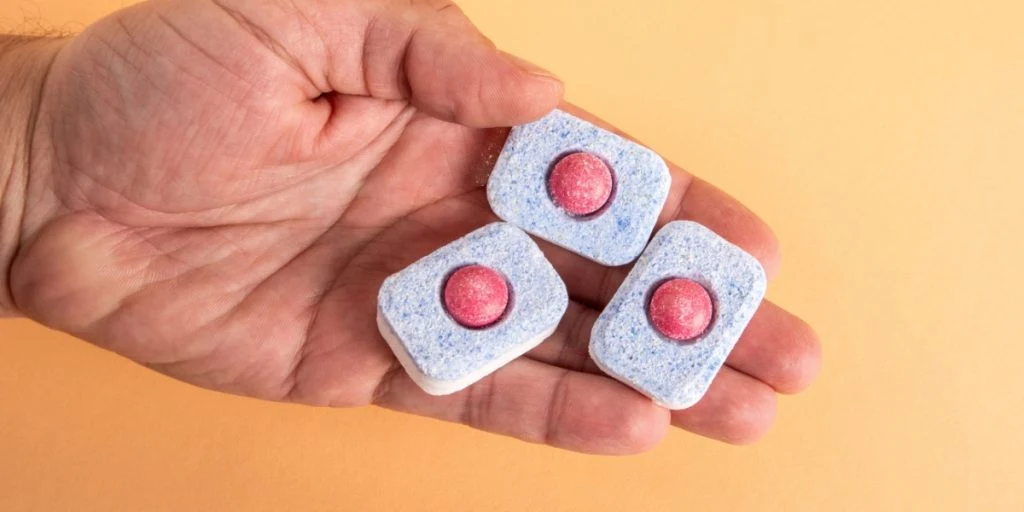 Genialt trick til badeværelset: Derfor  smider jeg en opvasketablet i bruseren